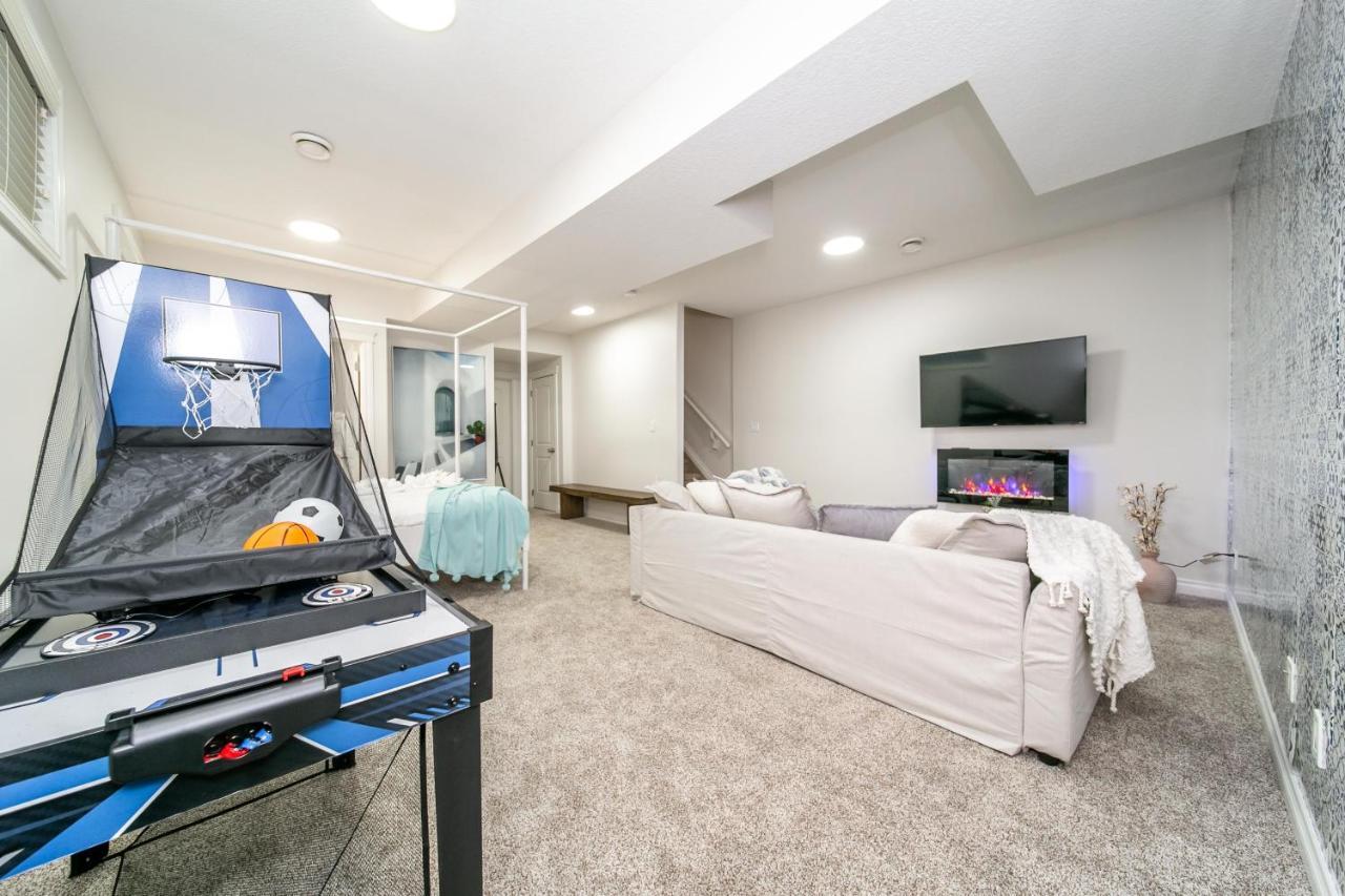 Mediterranean Retreat - King Bed - Fireplace - Jacuzzi - Fast Wi-Fi - Games Room - Free Parking & Netflix Έντμοντον Εξωτερικό φωτογραφία
