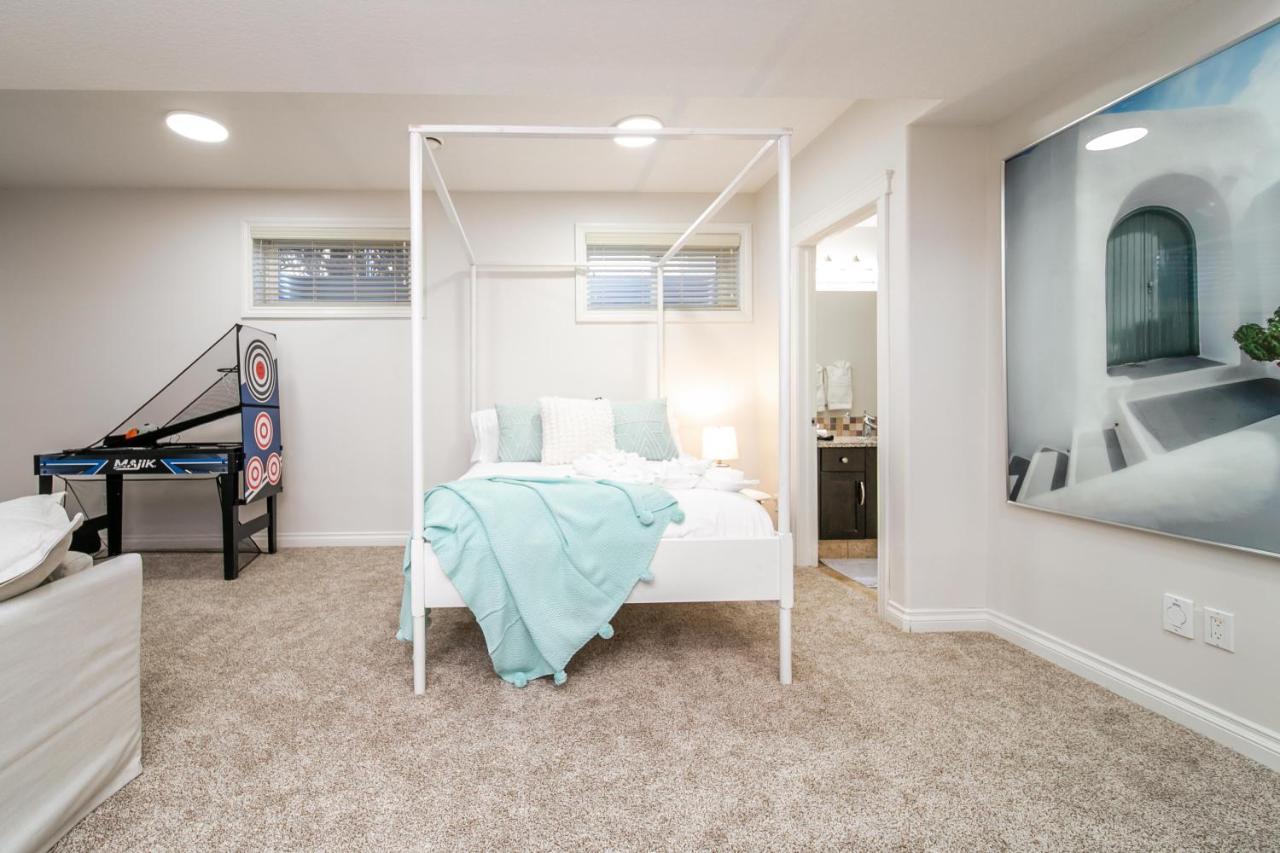Mediterranean Retreat - King Bed - Fireplace - Jacuzzi - Fast Wi-Fi - Games Room - Free Parking & Netflix Έντμοντον Εξωτερικό φωτογραφία