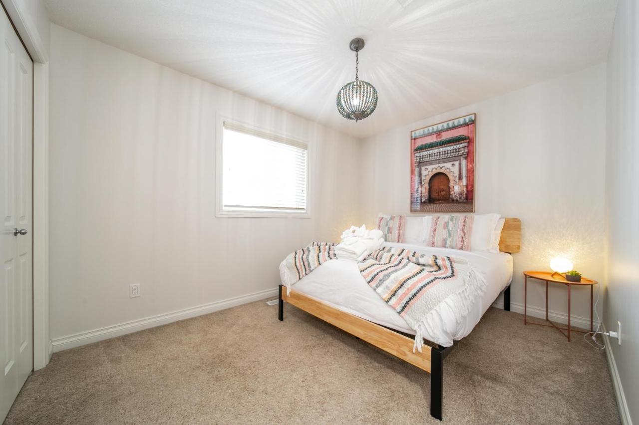 Mediterranean Retreat - King Bed - Fireplace - Jacuzzi - Fast Wi-Fi - Games Room - Free Parking & Netflix Έντμοντον Εξωτερικό φωτογραφία