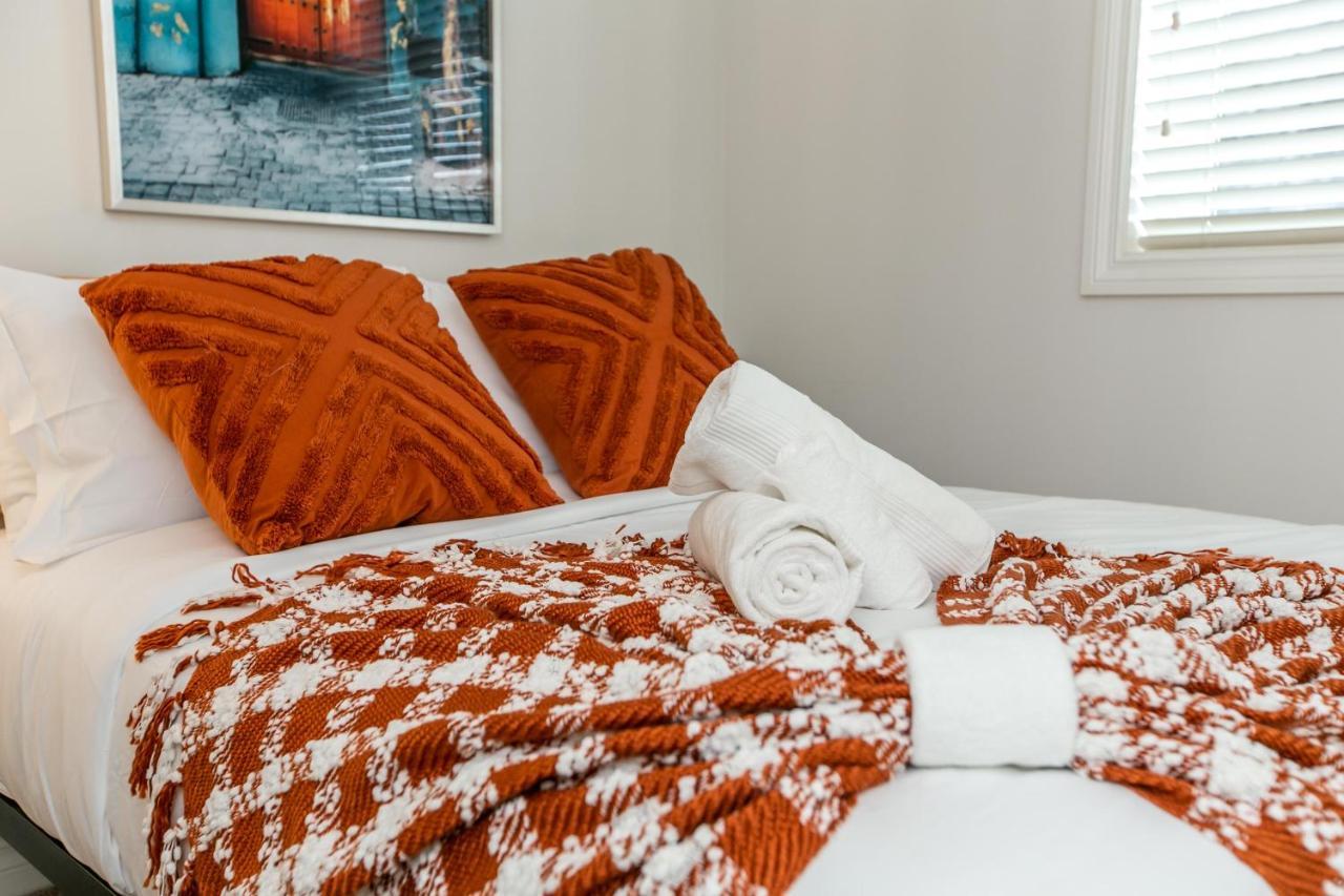 Mediterranean Retreat - King Bed - Fireplace - Jacuzzi - Fast Wi-Fi - Games Room - Free Parking & Netflix Έντμοντον Εξωτερικό φωτογραφία