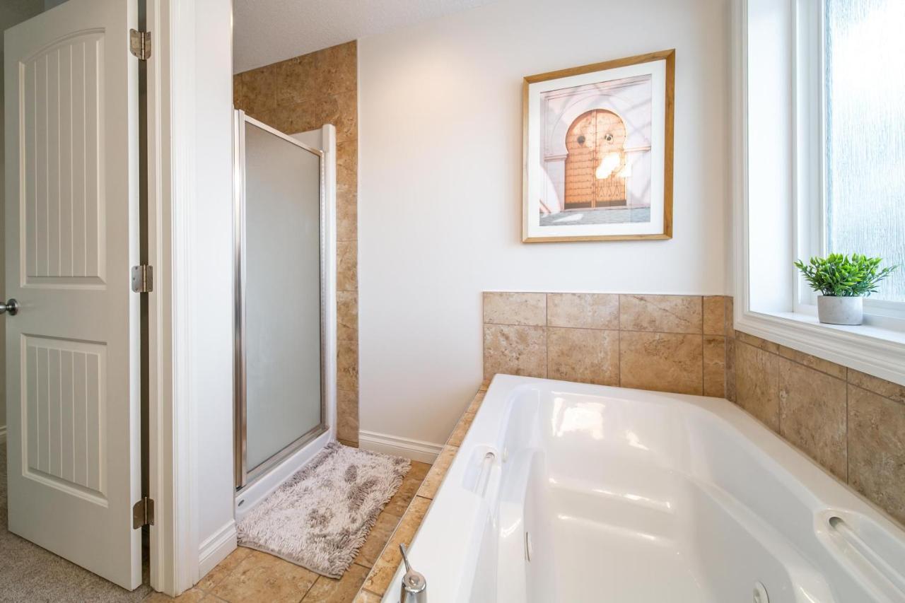 Mediterranean Retreat - King Bed - Fireplace - Jacuzzi - Fast Wi-Fi - Games Room - Free Parking & Netflix Έντμοντον Εξωτερικό φωτογραφία
