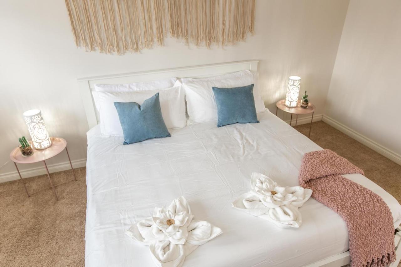 Mediterranean Retreat - King Bed - Fireplace - Jacuzzi - Fast Wi-Fi - Games Room - Free Parking & Netflix Έντμοντον Εξωτερικό φωτογραφία