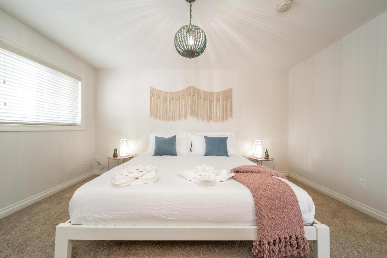 Mediterranean Retreat - King Bed - Fireplace - Jacuzzi - Fast Wi-Fi - Games Room - Free Parking & Netflix Έντμοντον Εξωτερικό φωτογραφία
